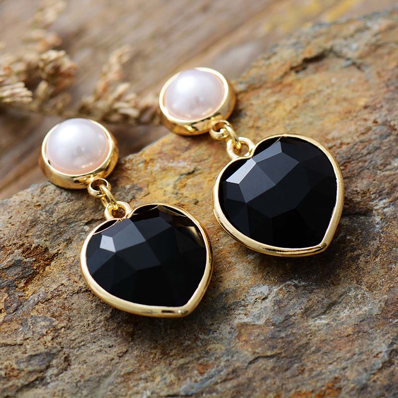 Handgefertigte schwarze Onyx Ohrstecker in Herzform