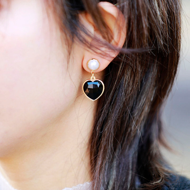Handgefertigte schwarze Onyx Ohrstecker in Herzform