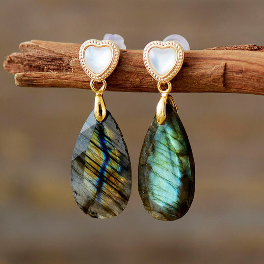 Handgefertigte Labradorit Teardrop und Herz Ohrstecker