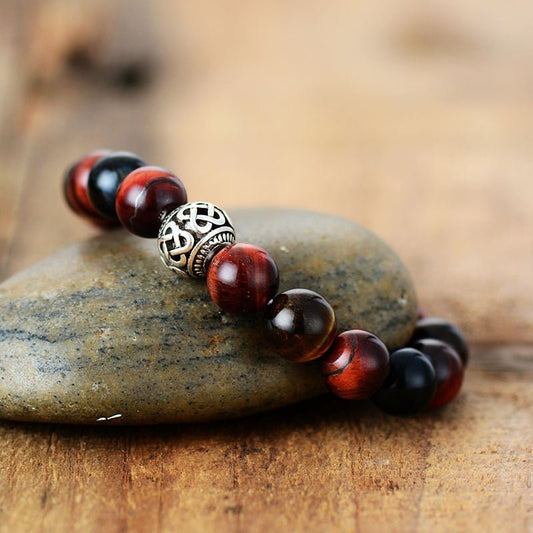 Rotes Tigerauge-Armband mit tibetischem Charme
